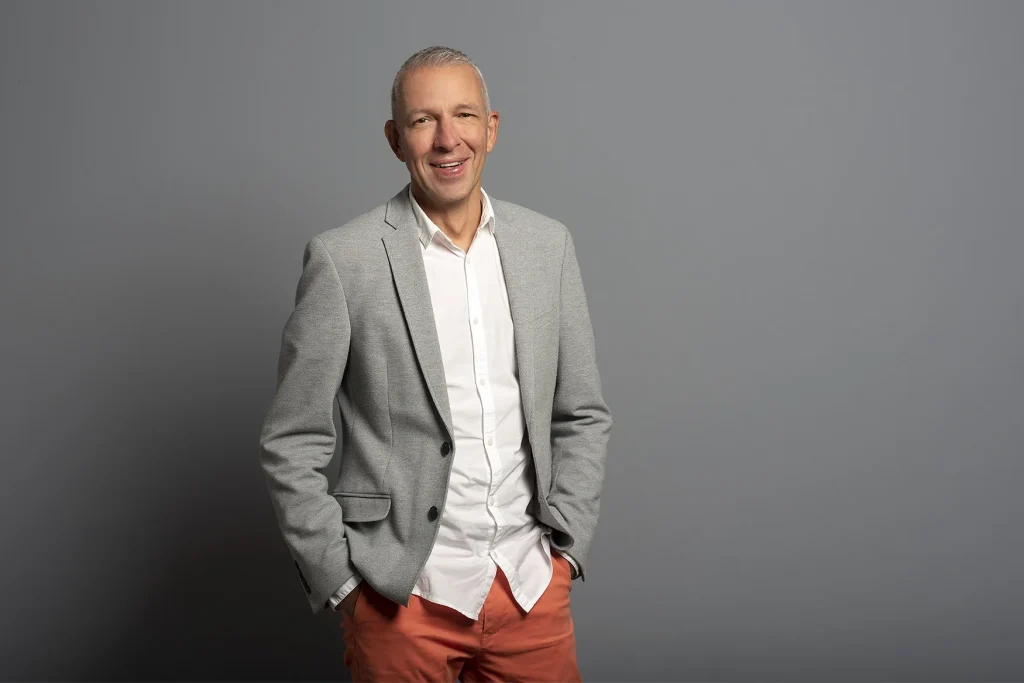 Olaf Battermann, SEO- und GEO-Freelancer aus der Region Hannover, im Porträt vor grauem Hintergrund